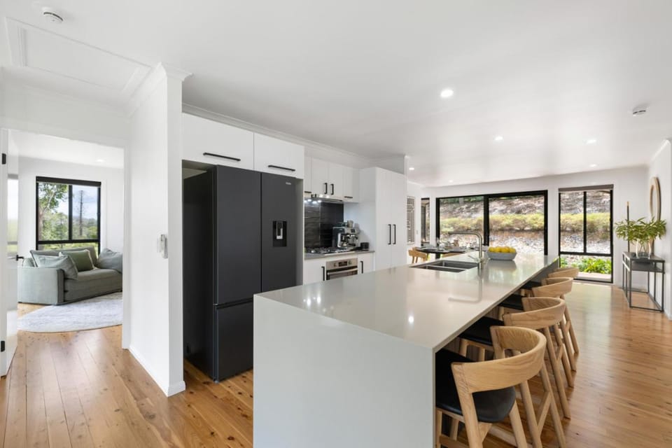 Kitchen or kitchenette, Seating area, oven, stove