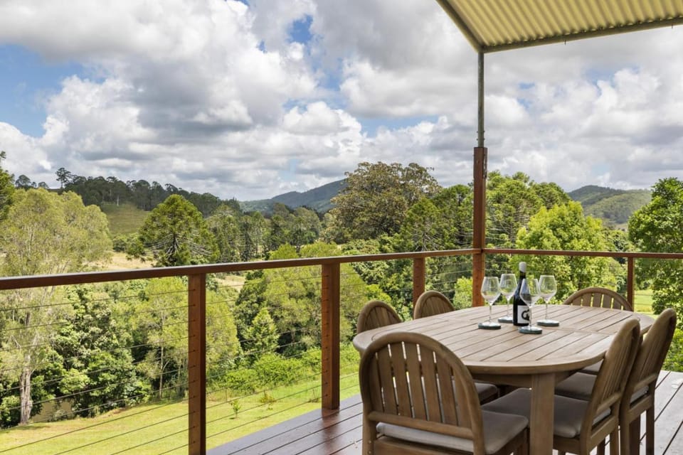 Natural landscape, View (from property/room), Balcony/Terrace, Dining area, Mountain view