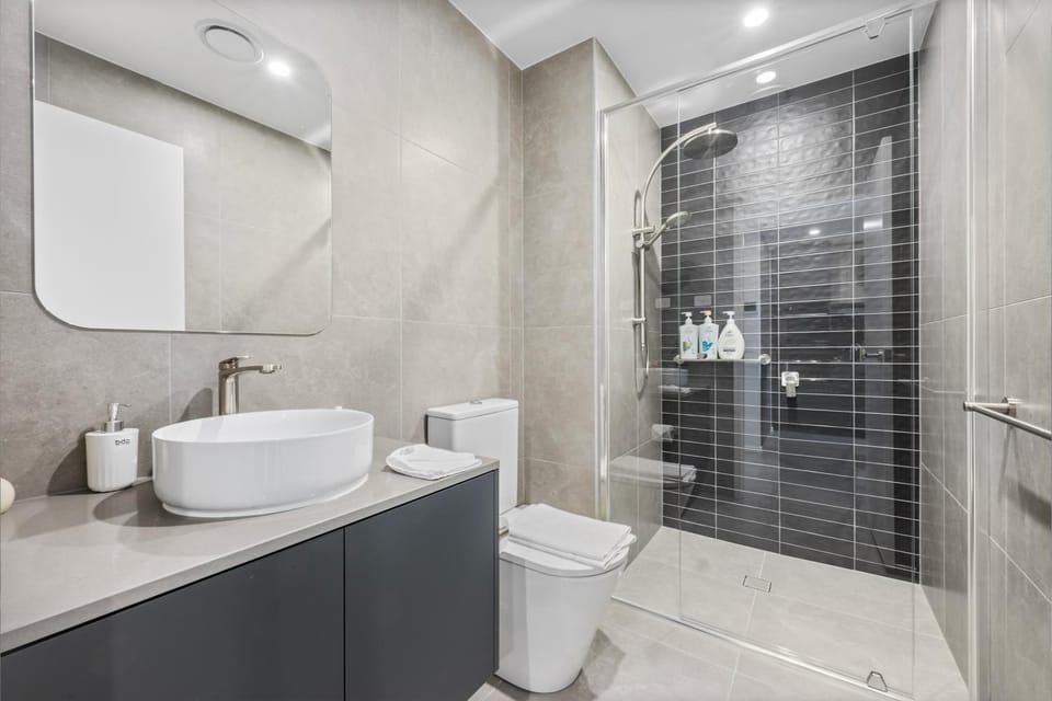 Shower, Toilet, Bathroom, towels