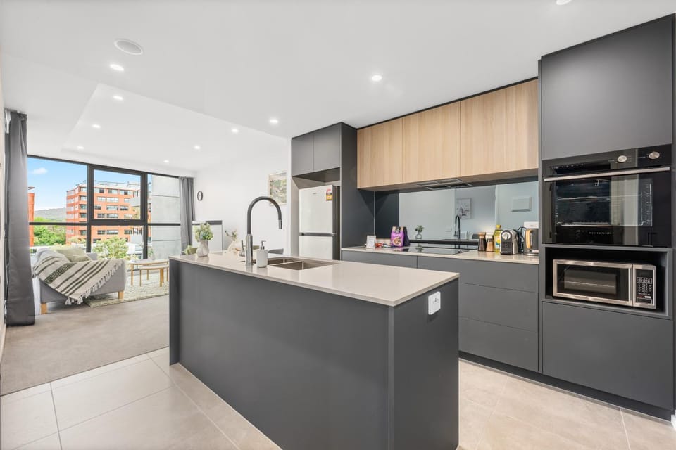 Coffee/tea facilities, Kitchen or kitchenette, oven, stove