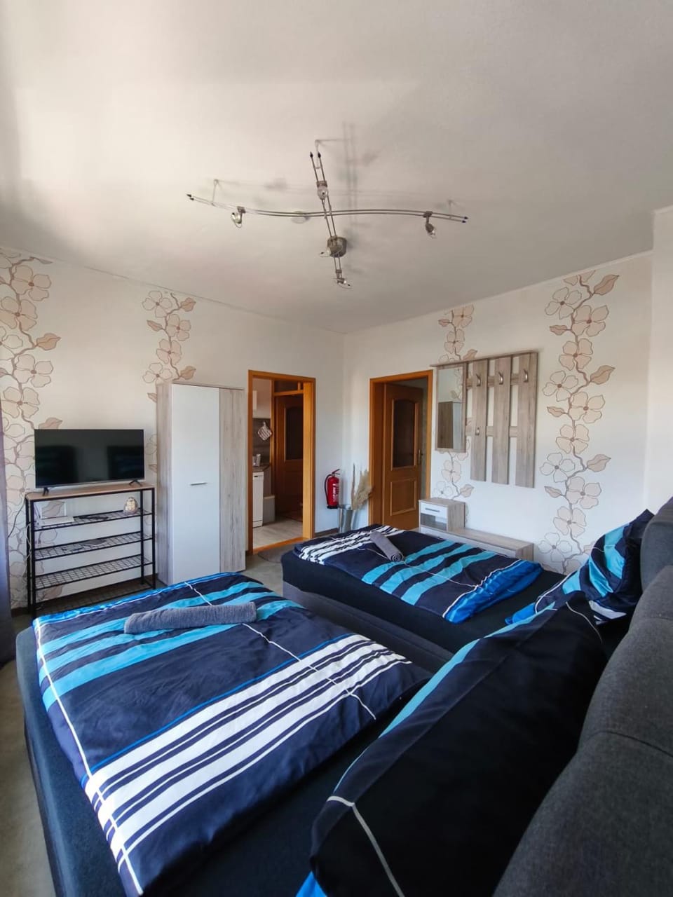 Bed, TV and multimedia, Photo of the whole room, Bedroom