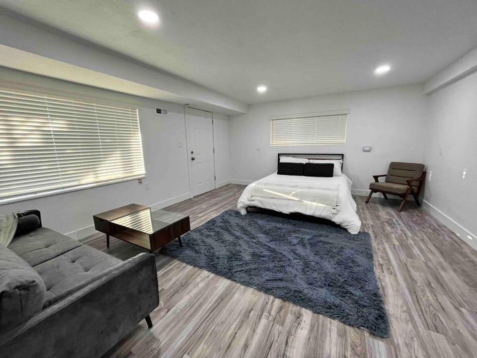 Bed, Seating area, Bedroom
