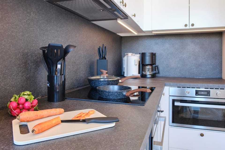 Coffee/tea facilities, Kitchen or kitchenette, dishwasher, stove, kitchen