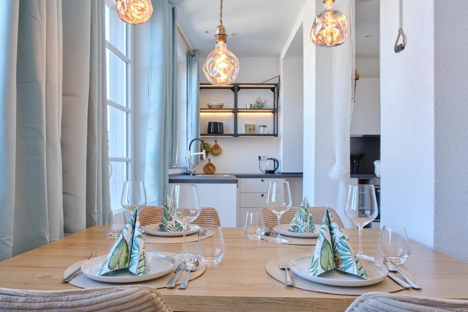 View (from property/room), Dining area, Food, City view, Mountain view