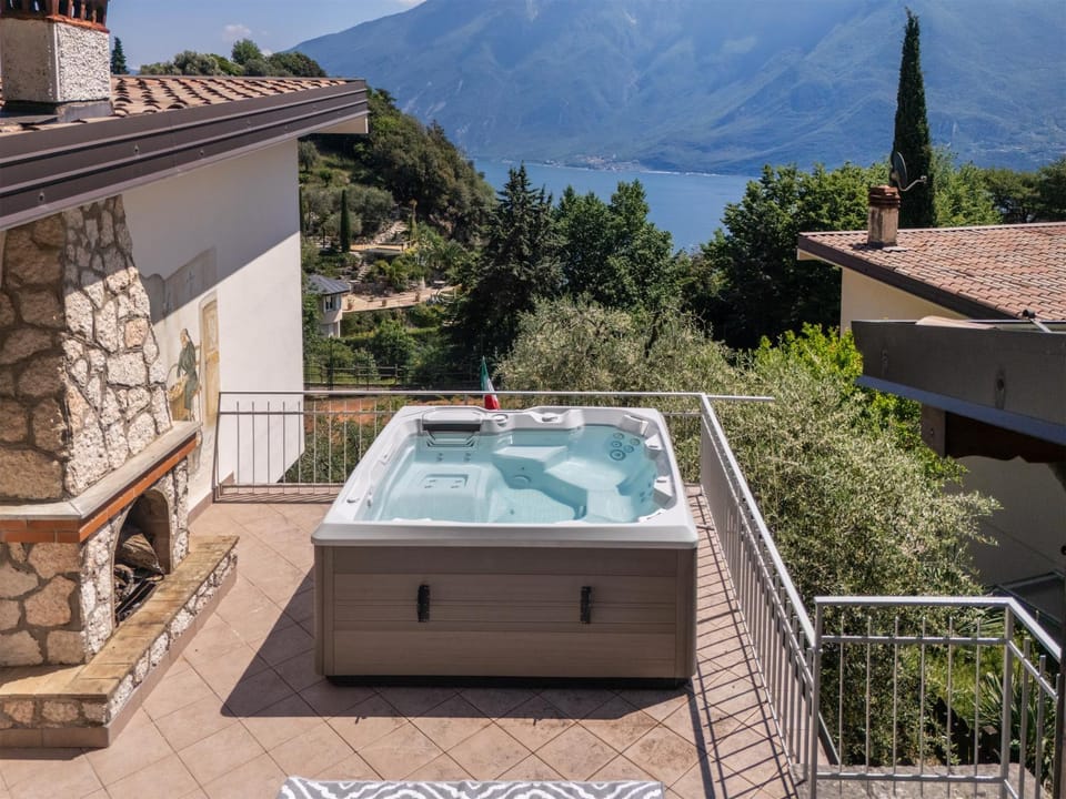 Hot Tub, Balcony/Terrace, Pool view