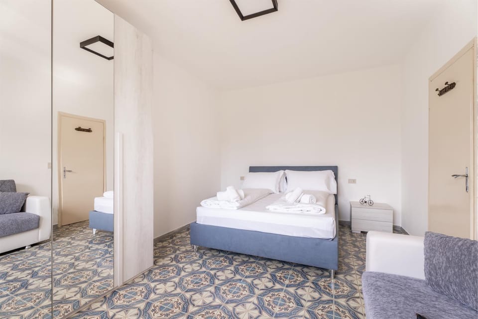 Bed, Bedroom, towels, wardrobe
