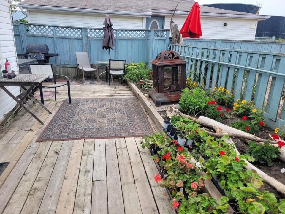 Long term only - 2-BDR Beachfront Cottage with Hot Tub, Patio House in Port Stanley