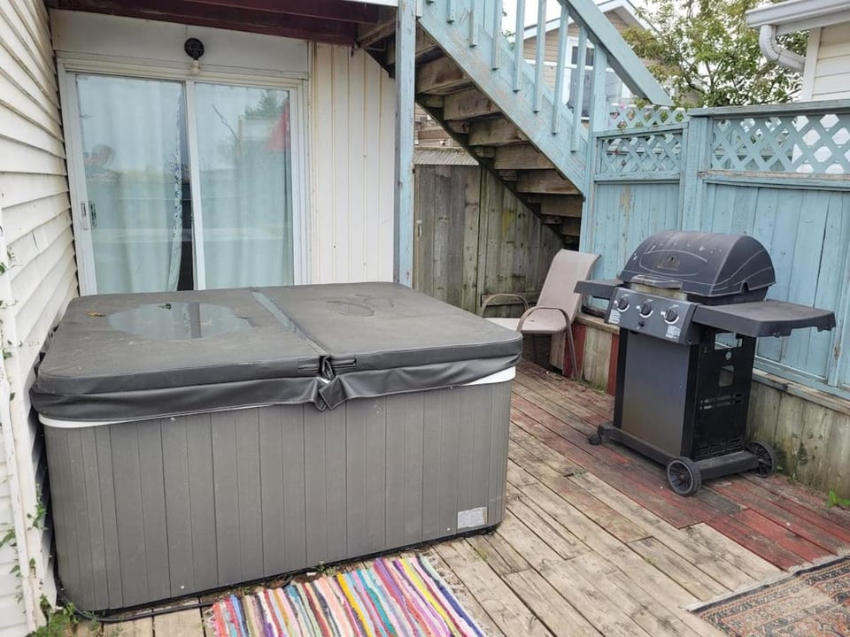 Long term only - 2-BDR Beachfront Cottage with Hot Tub, Patio House in Port Stanley