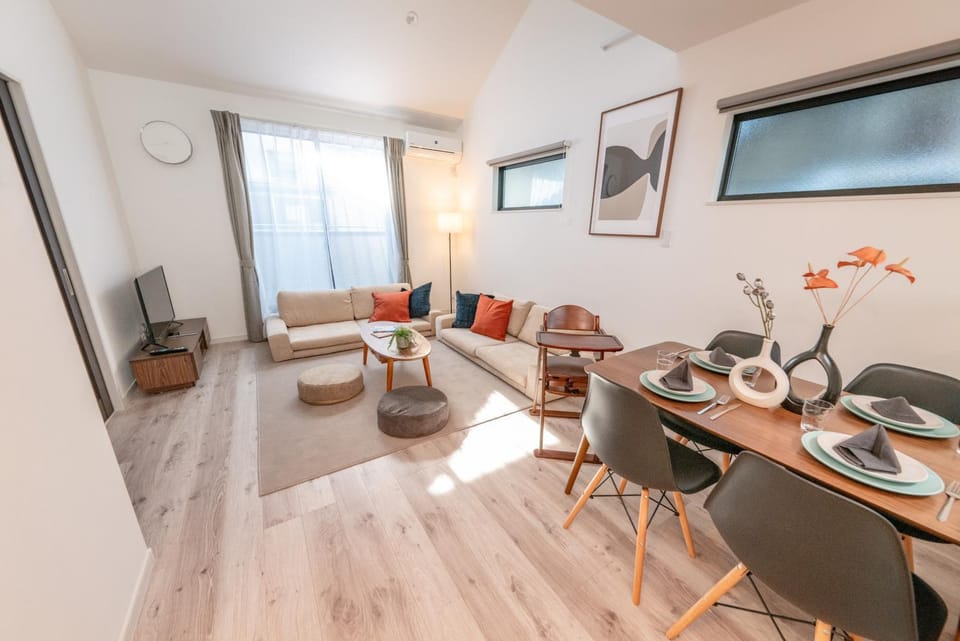 TV and multimedia, Living room, Seating area, Dining area