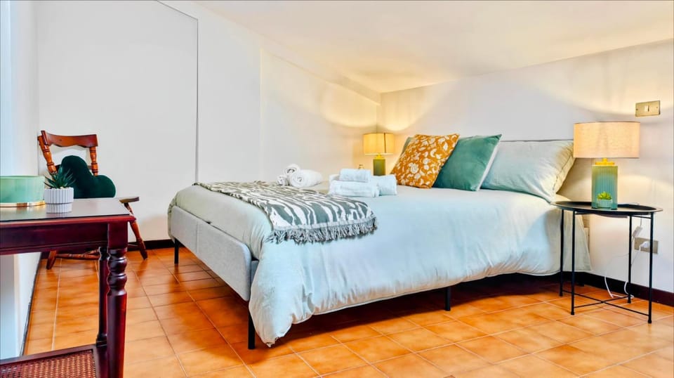 Bed, Bedroom, towels