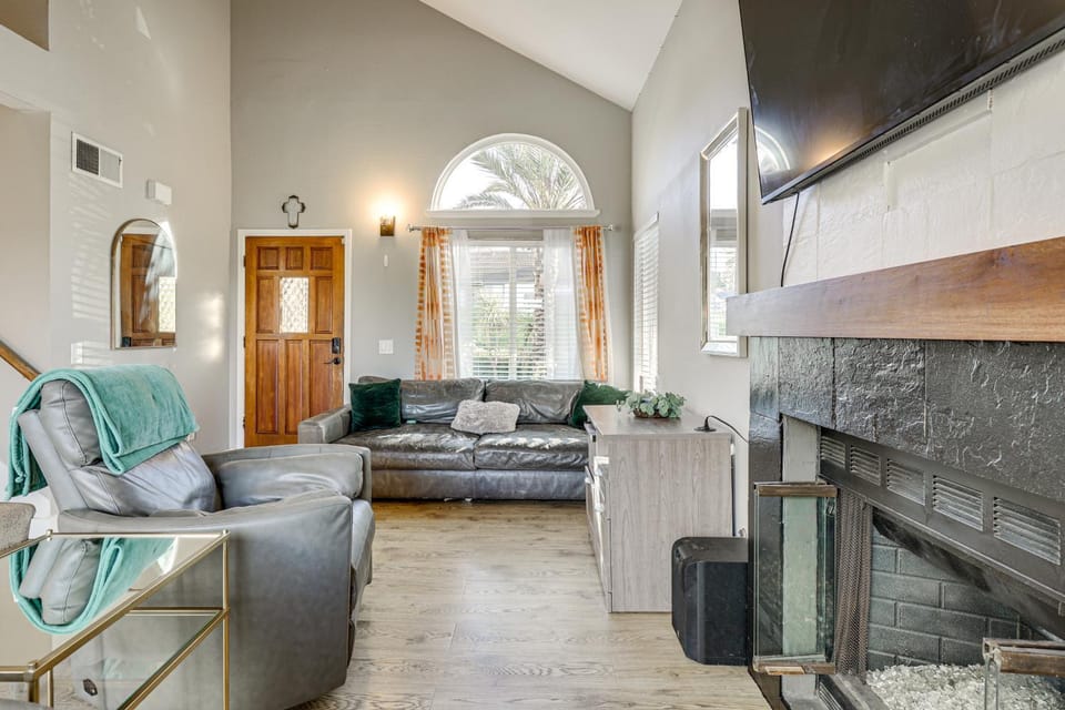 Modern Oceanside Living! Family Home with Workspace Apartment in Vista