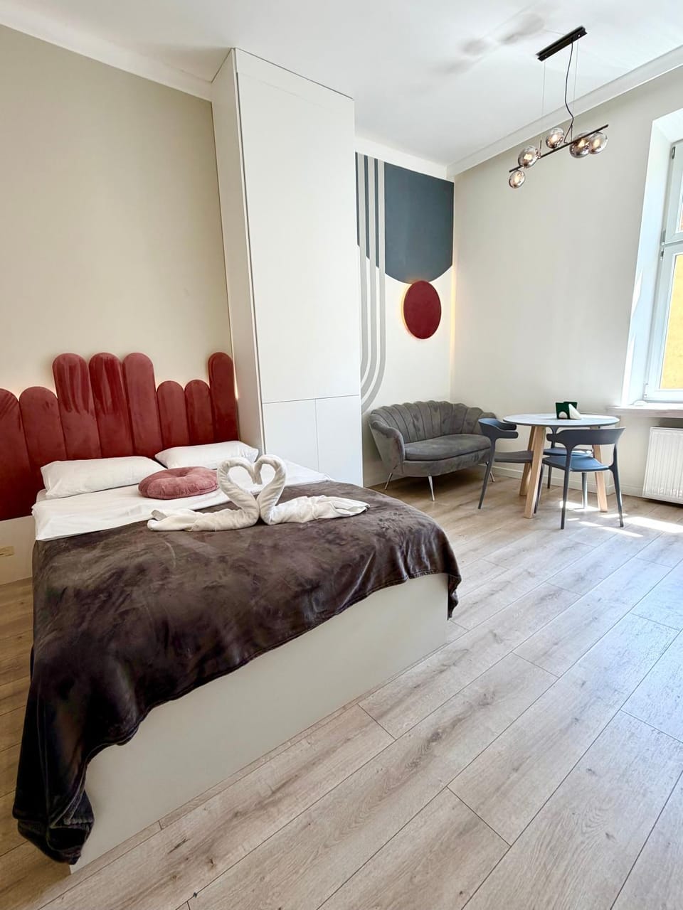 Bed, Living room, Photo of the whole room, Seating area, Bedroom