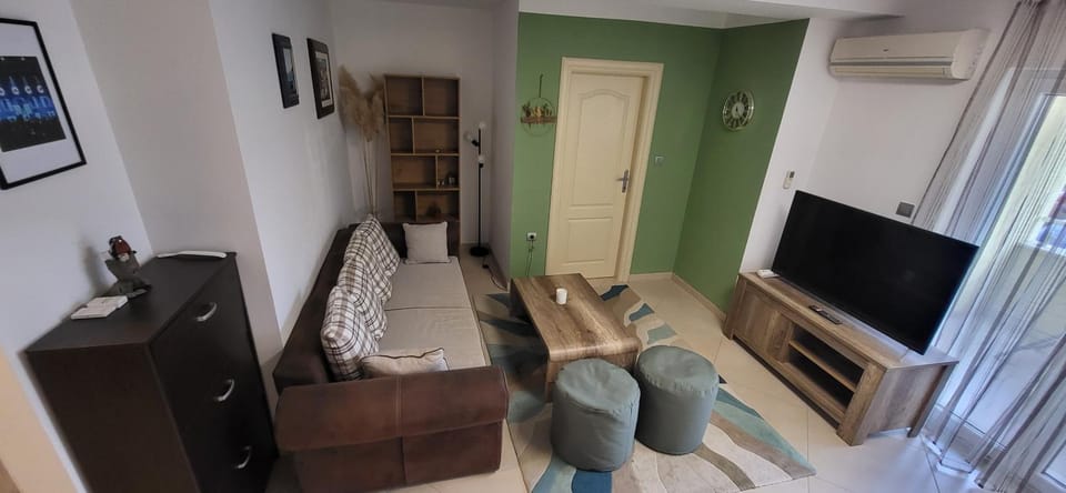 Communal lounge/ TV room, TV and multimedia, Living room, Seating area, air conditioner