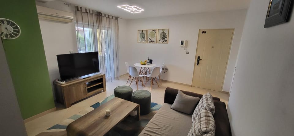 Communal lounge/ TV room, TV and multimedia, Living room, Seating area, Dining area, air conditioner