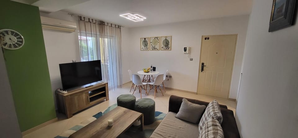 Communal lounge/ TV room, TV and multimedia, Living room, Seating area, Dining area, kitchen
