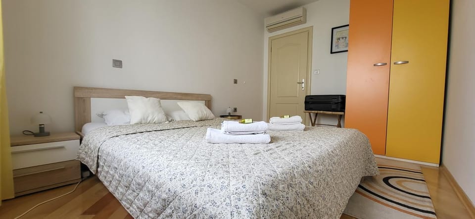 Bedroom, Guests, towels, air conditioner