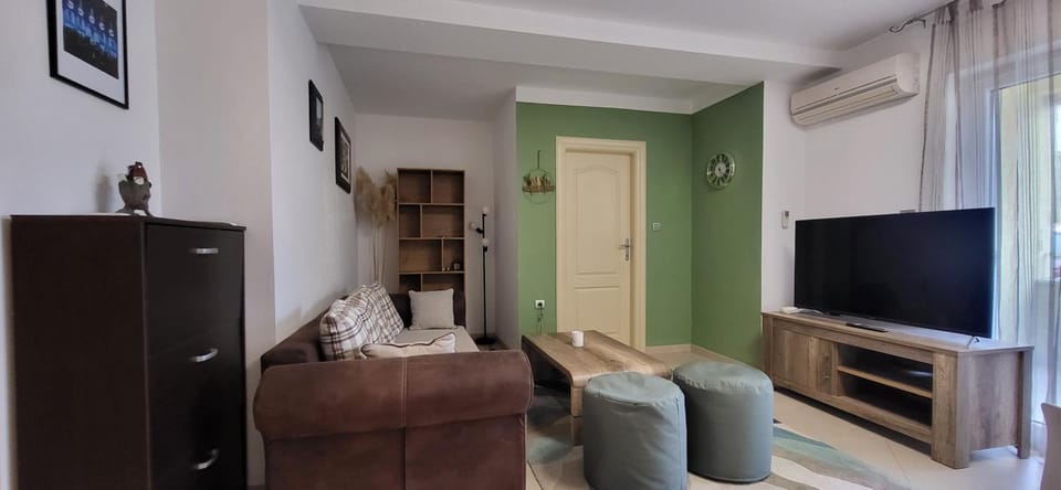 Communal lounge/ TV room, Communal lounge/ TV room, TV and multimedia, Living room, Seating area, air conditioner