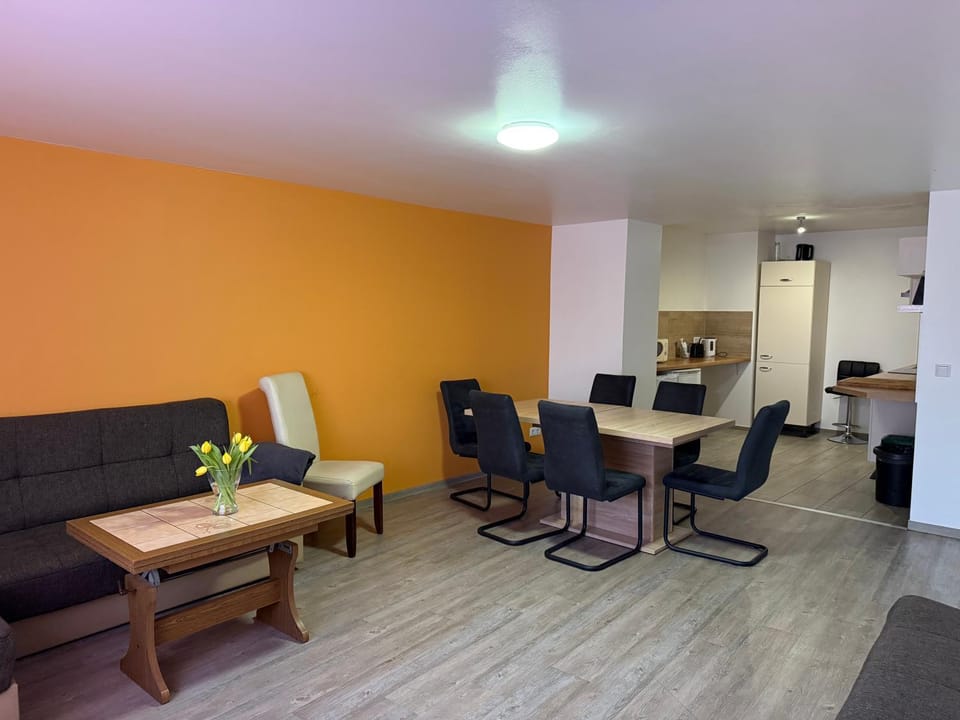 TV and multimedia, Kitchen or kitchenette, Living room, Seating area, Dining area
