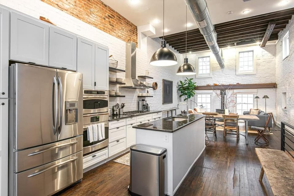 Old City Charm - In Law Suite Best Location House in Penns Landing