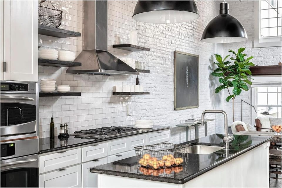 Old City Charm - In Law Suite Best Location House in Penns Landing