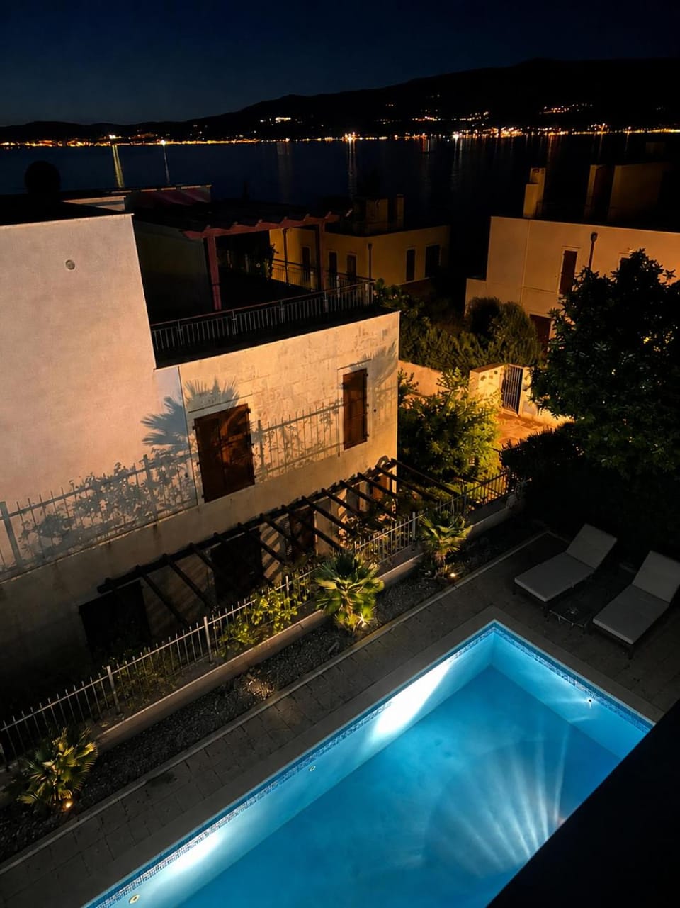 Balcony/Terrace, City view, Pool view, Swimming pool