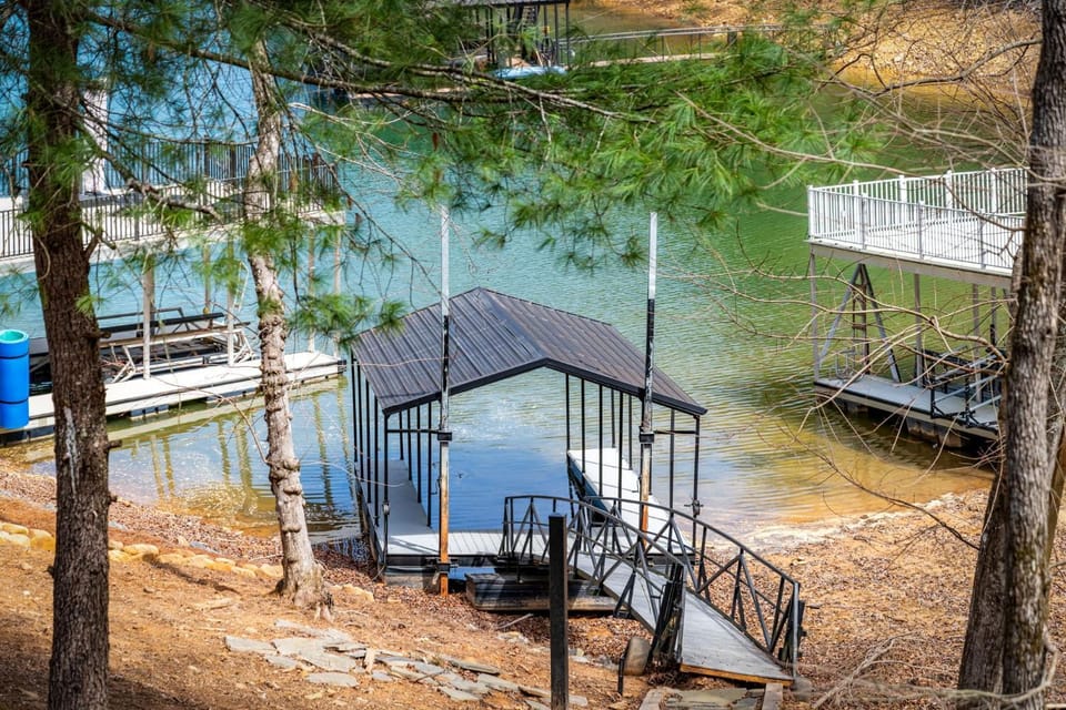 Blue Ridge Retreat House in Blue Ridge Lake