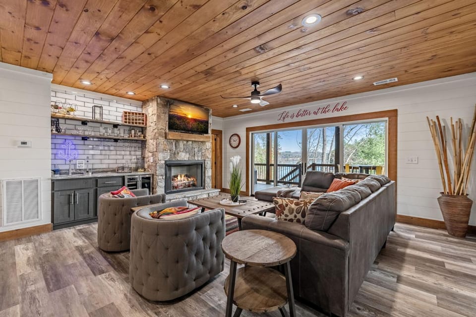 Blue Ridge Retreat House in Blue Ridge Lake