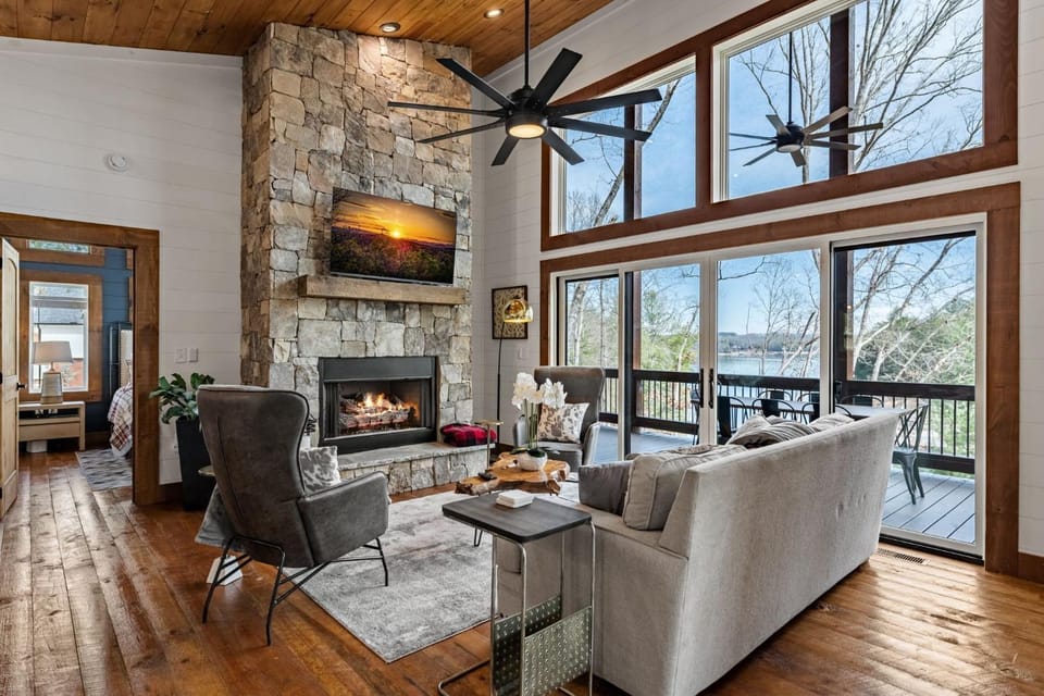 Blue Ridge Retreat House in Blue Ridge Lake