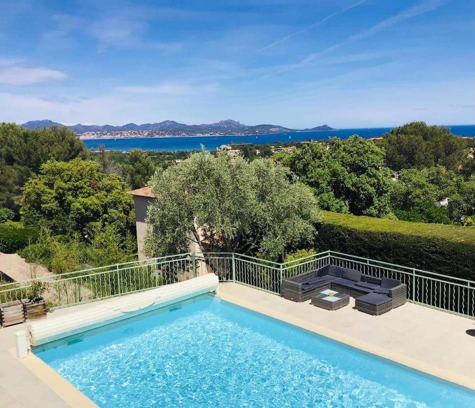 La Villa Rosa vue mer exceptionnelle avec piscine terrain de pétanque Villa in Roquebrune-sur-Argens