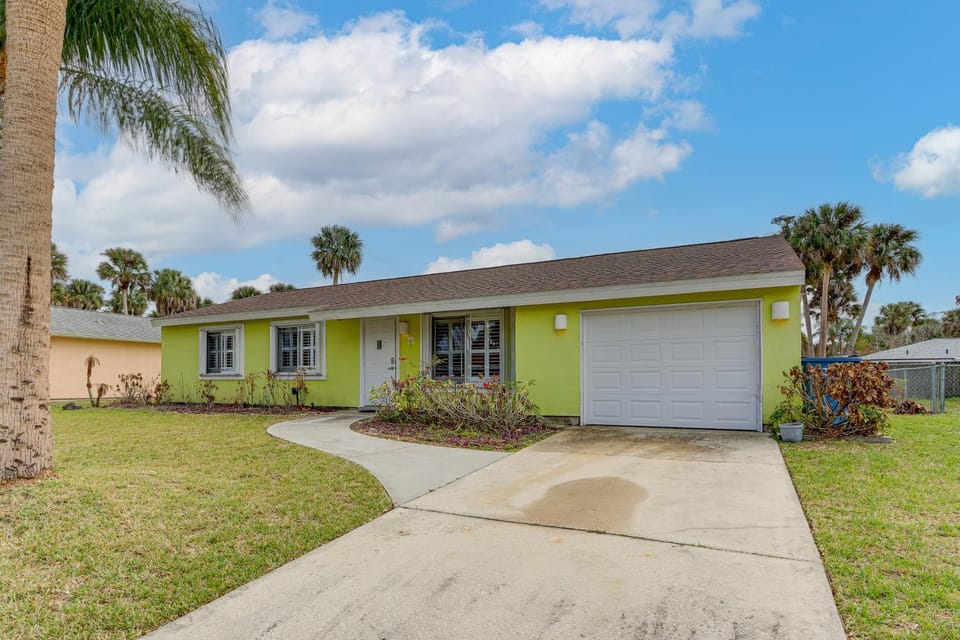 Screened Porch and Patio Group Getaway in Palm Bay! House in Palm Bay