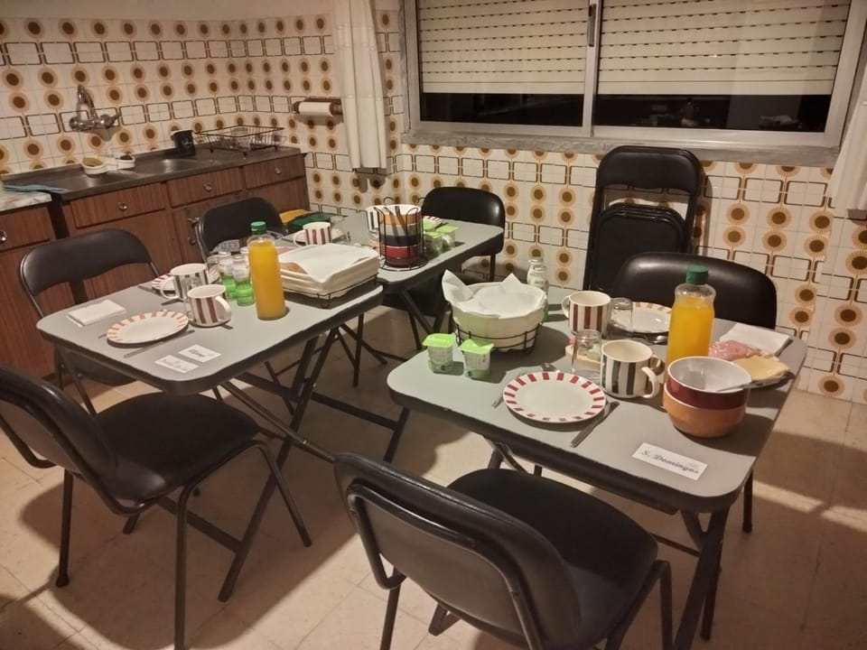 Kitchen or kitchenette, Food and drinks, Dining area, Food, Breakfast, Continental breakfast
