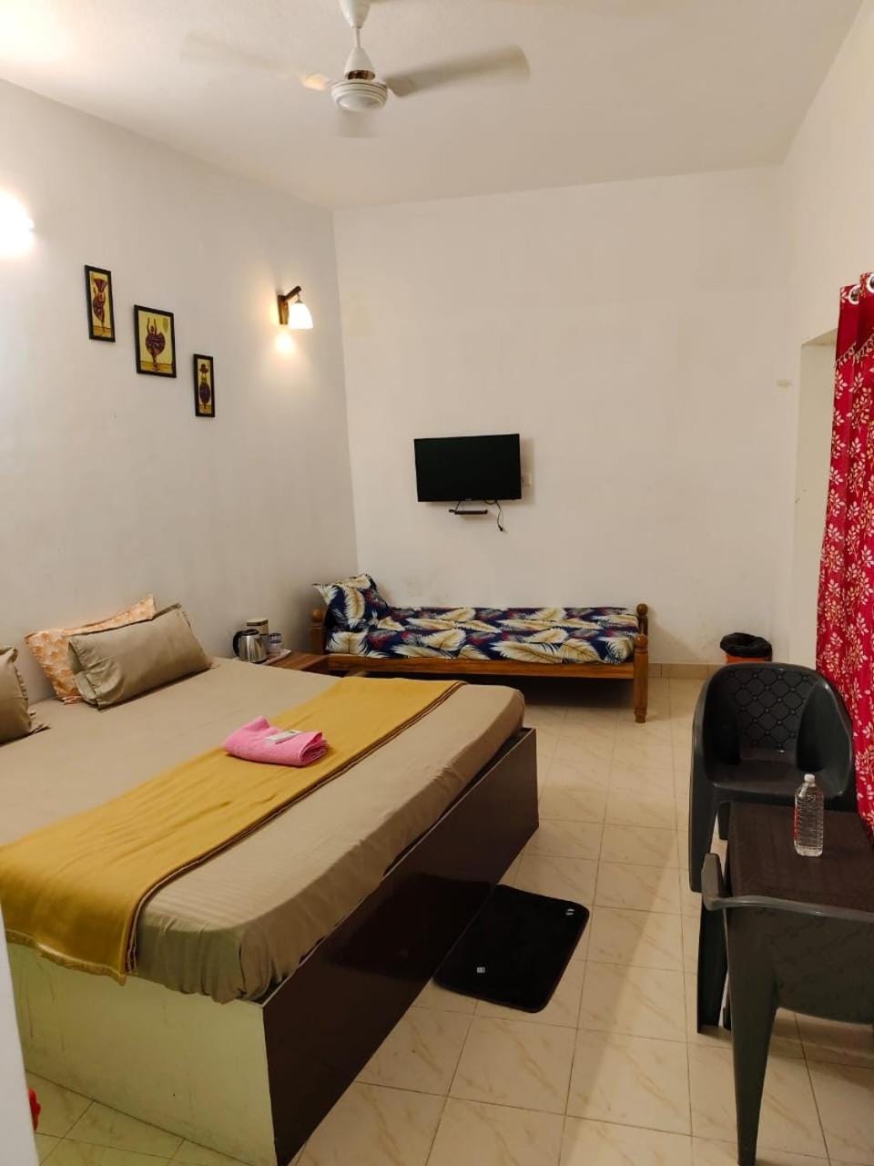 Bed, TV and multimedia, Bedroom