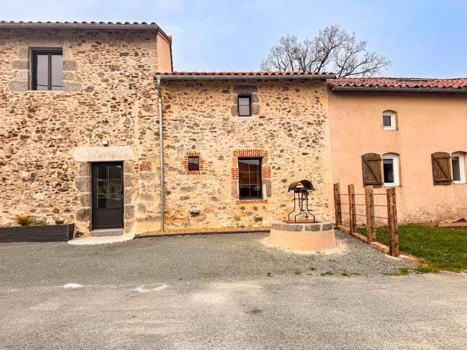Authentique Gîte en Pierre - 17 min du Parc House in Pays de la Loire