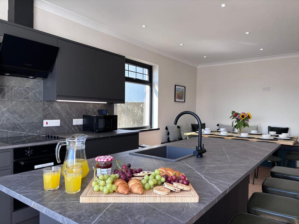 Coffee/tea facilities, Kitchen or kitchenette, Dining area, Food, Breakfast