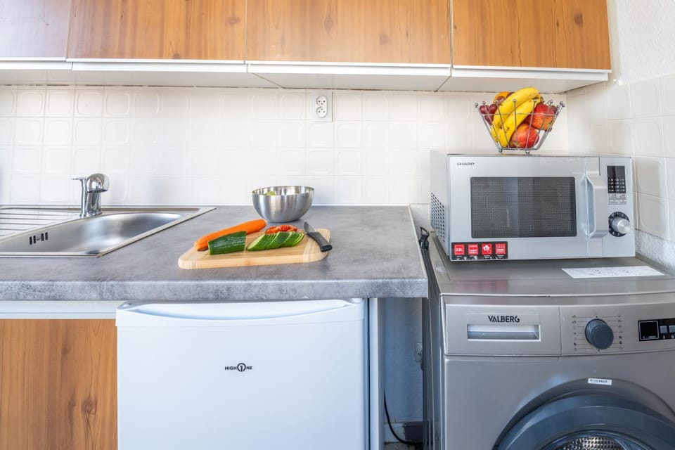 Kitchen or kitchenette, microwave, washing machine