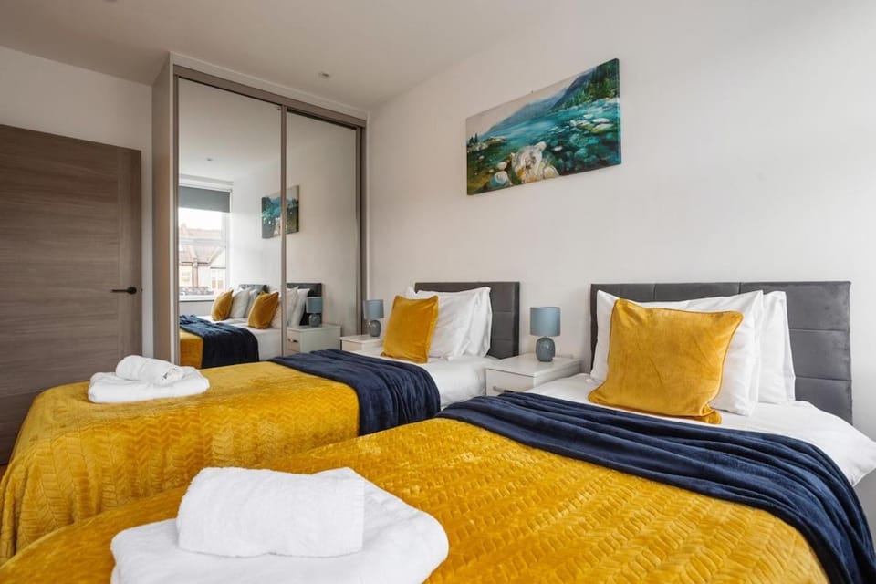 North Finchley Modern 2-BR Flat with Workspace and WiFi Apartment in London