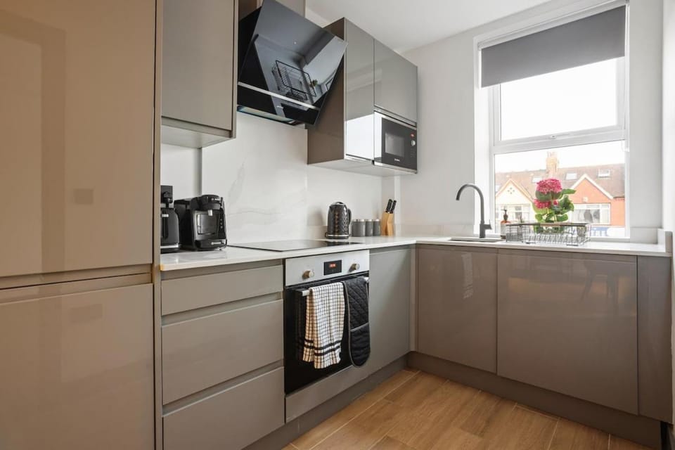 North Finchley Modern 2-BR Flat with Workspace and WiFi Apartment in London