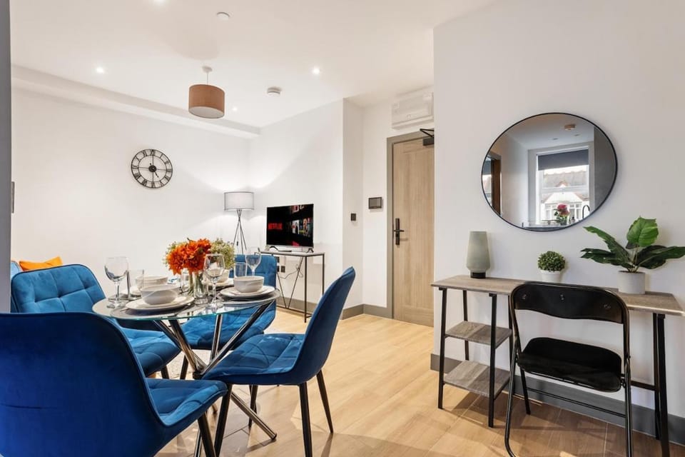 North Finchley Modern 2-BR Flat with Workspace and WiFi Apartment in London