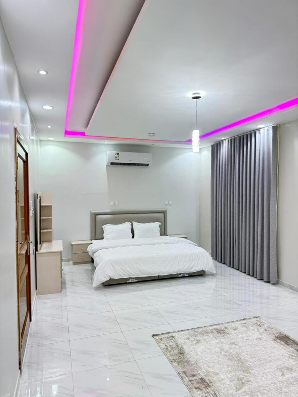 Bed, Photo of the whole room, Bedroom, air conditioner