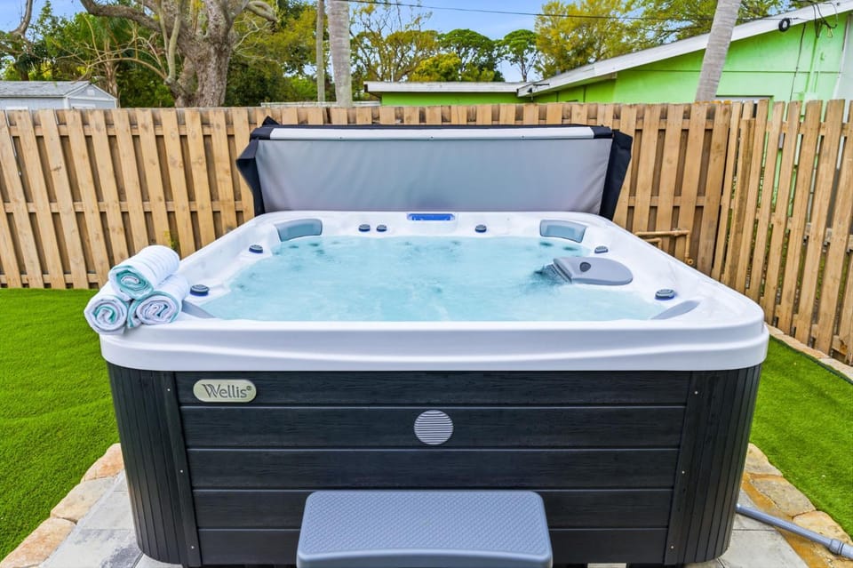 Palm Shell Villa - Pool - Pickleball - Hot Tub House in Bradenton
