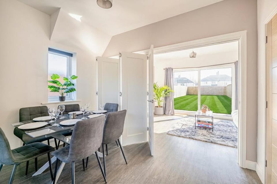 Perfect Booking 4 Bed Home in Swindon House in Swindon