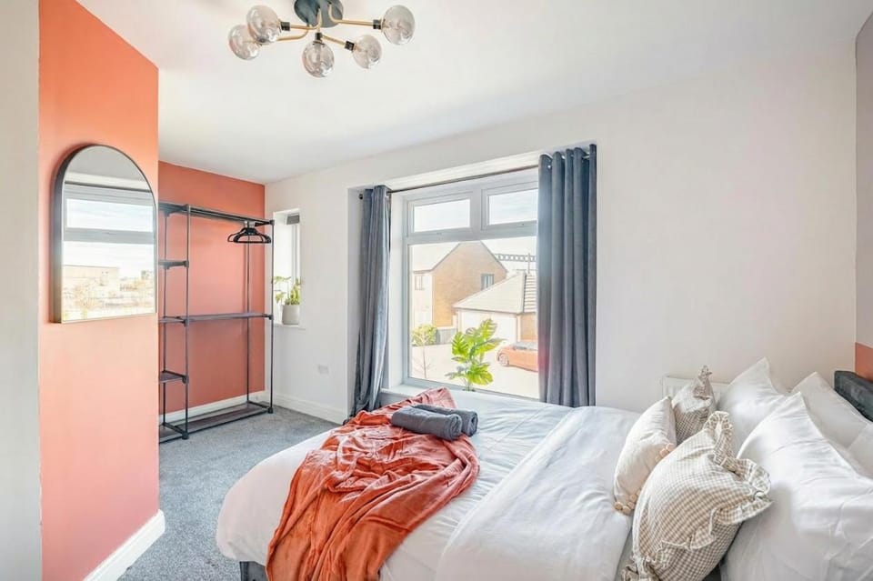 Perfect Booking 4 Bed Home in Swindon House in Swindon