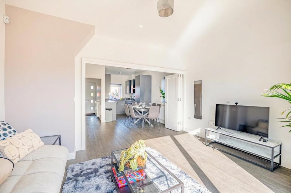 Perfect Booking 4 Bed Home in Swindon House in Swindon
