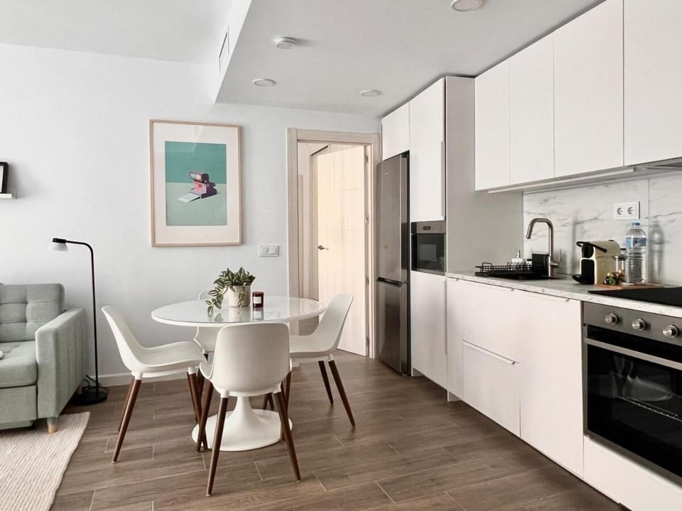Kitchen or kitchenette, Dining area, microwave, oven