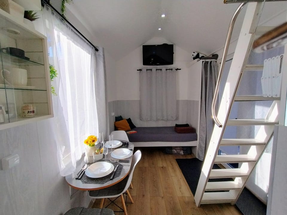 Bed, TV and multimedia, Photo of the whole room