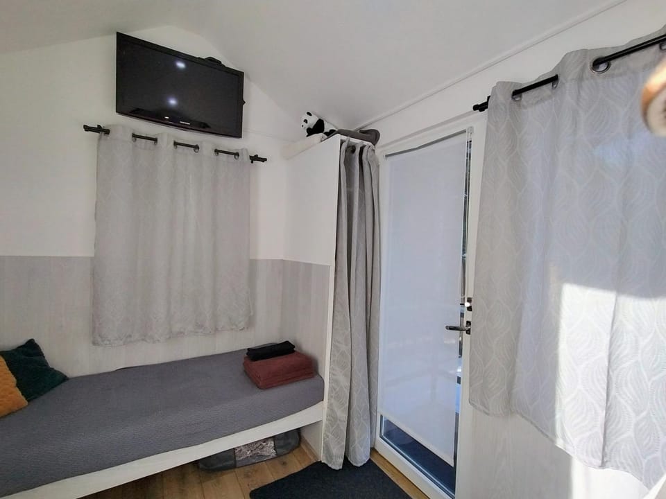 Bed, TV and multimedia, Photo of the whole room