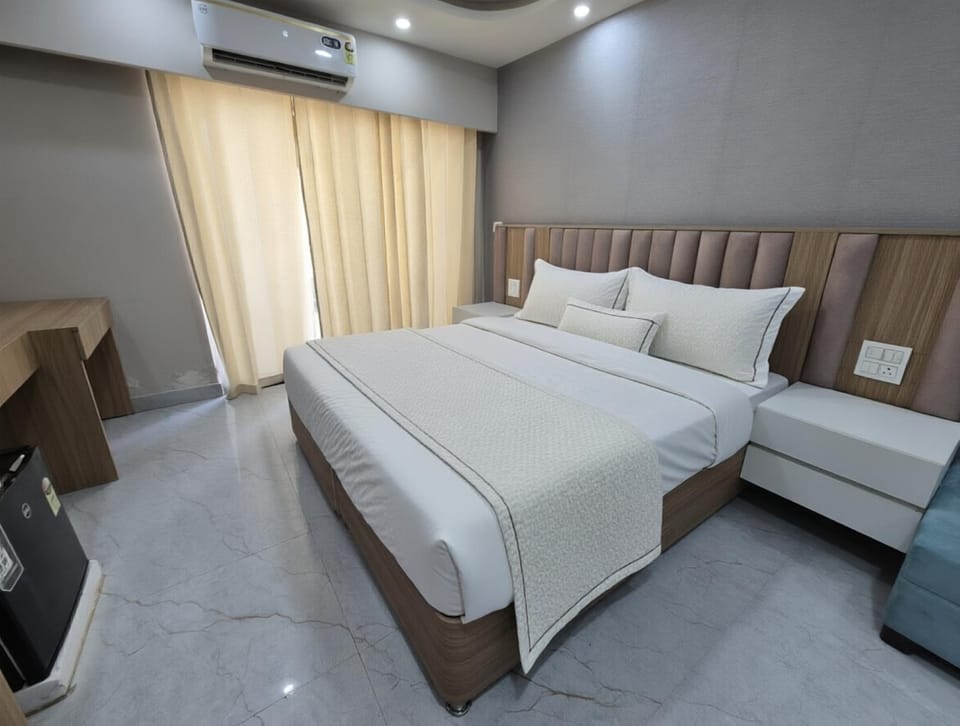 Communal lounge/ TV room, Bed, TV and multimedia, Living room, Photo of the whole room, Seating area, Evening entertainment, Bedroom, air conditioner