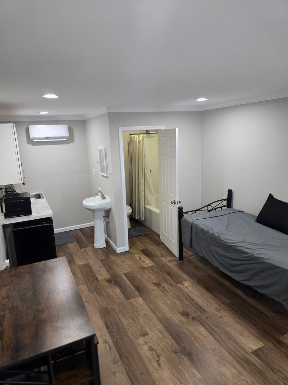Bed, Bathroom, Living room, Photo of the whole room