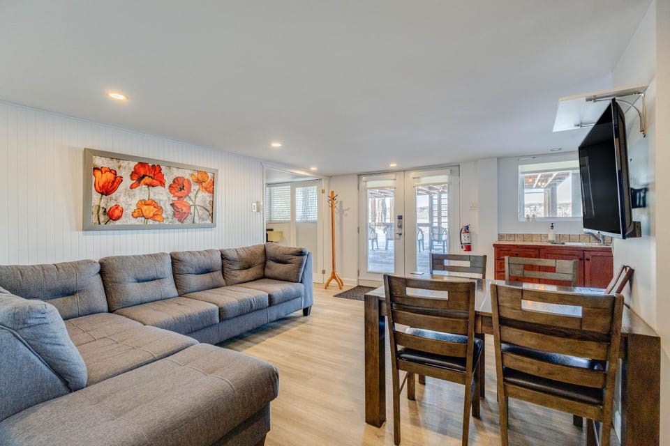 View (from property/room), Living room, Seating area, Dining area, City view, Garden view, River view, kitchen