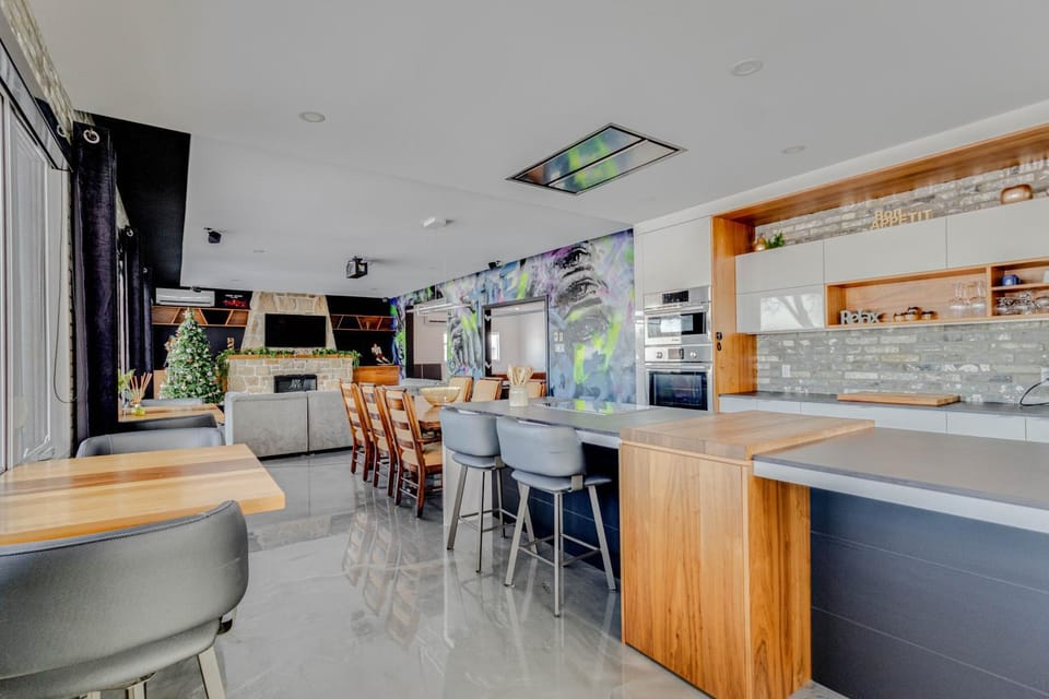 TV and multimedia, Kitchen or kitchenette, Living room, kitchen